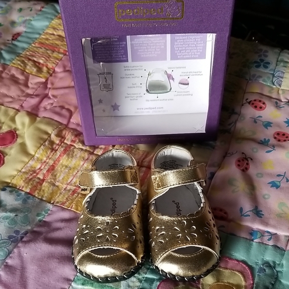 Pediped Shimmering Gold Baby Shoes. New in Box 0-6 Month - Picture 1 of 5